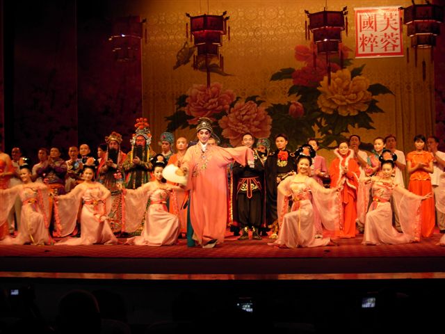 かって蜀の都であった四川省成都で三国志物語の劇をみる