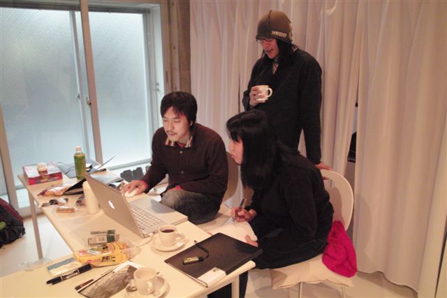 スタジオcalfで打ち合わせをする仲間たち