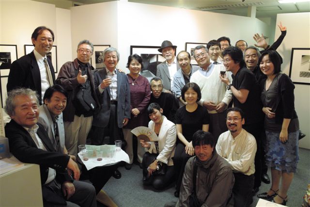 日本写真家ユニオン第４回オリジナルプリント展・ギャラリー新居東京店（銀座）で、出品者を囲んで記念写真。
