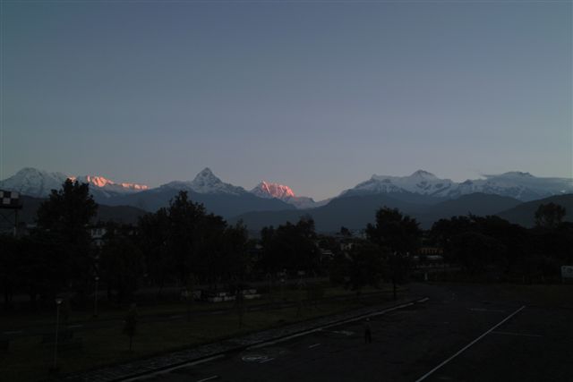 ネパール・ポカラ空港から夜明けのヒマラヤを望む（２００８．９）