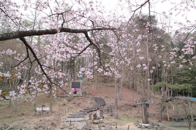 牧水の「枯野の旅」詩碑が建つ暮坂峠。峠を下った沢渡温泉に、僕の写真を全部屋に飾ってある有笠山荘がある