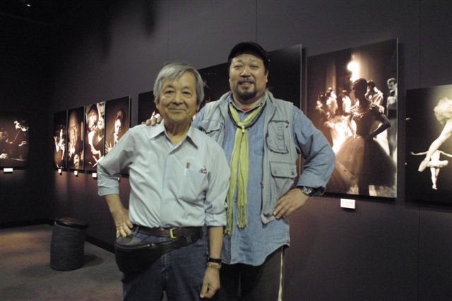 ８時間余りにおよぶ展示・構成を終えて、丹野章さんと記念にパチリ（09.5.7)