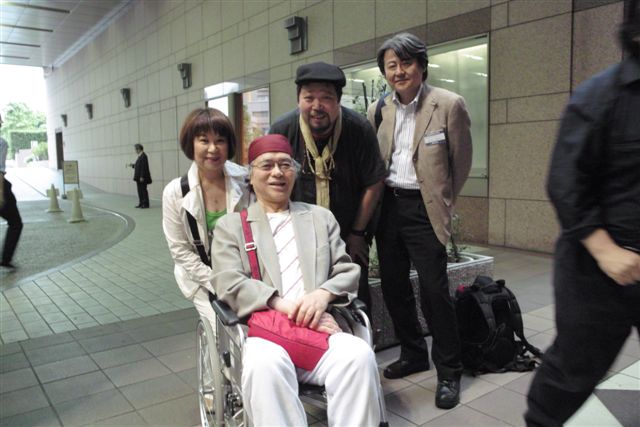 写真家竹内敏信、西潟昭子夫妻とフォトエディターの板見浩史さんと（５月２３日・東京都写真美術館）