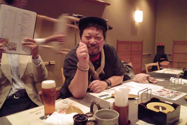 ついでに僕を桑原史成さんが一枚撮ってくれた。「これはドキュメントだよ」と言いながら。