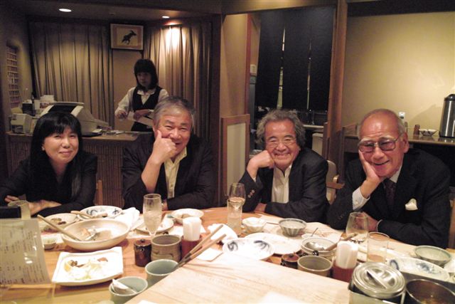 いつの間に、写真家野町和嘉、榎並悦子夫妻さんも合流して、酒席いっそう楽しそうだった。板場からパチリ。