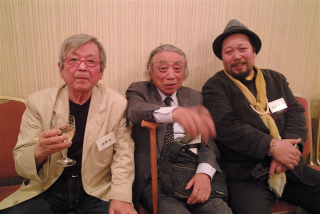 芳賀日出男、丹野章両日本写真家協会名誉会員とともに。