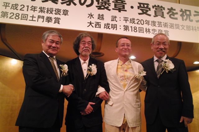 この日の会の主役４人が揃い踏み。僕は昔の新聞社の写真部時代を思い出して、「SIGMA－DP1」を持って最前線でパチリとやっていた。