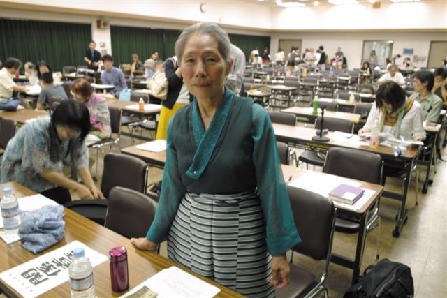 チベットの話をする時は、必ずチベット民族の婦人が着る服装になる渡辺一枝さん。子どもの頃からあだ名を「チベット」とつけられていたという一枝さんの一つ一つの言葉に、こころからチベットの人々と深い思いでつながっていることを感じた。（２００９．７．１１）