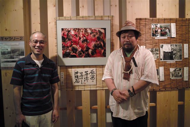 僕の作品の前で、上野広小路亭の寄席に立つ前にわざわざ寄ってくれた立川志遊師匠と記念写真です。