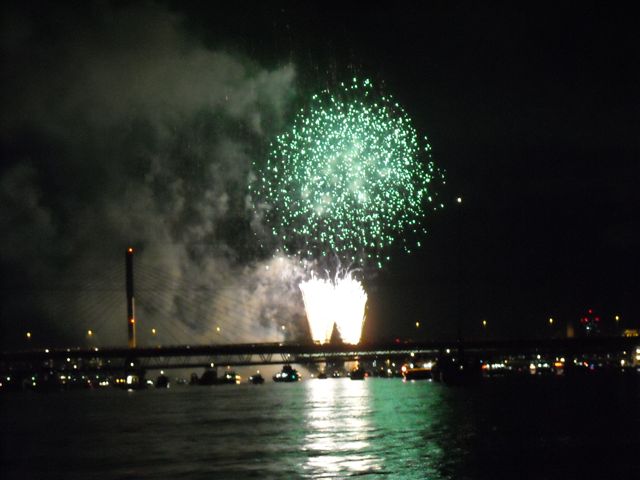 荒川に浮かぶ船の上から見た江東花火大会の光景。
