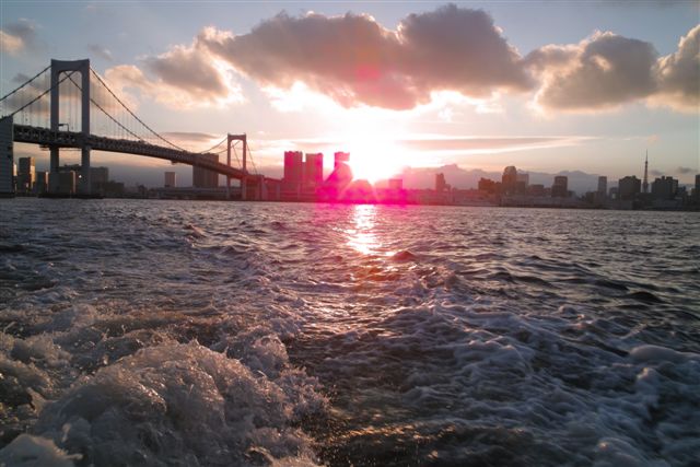 東京の夕暮れもまんざらでもないね。こうして見ると東京はいまも水の都であることが実感できる。