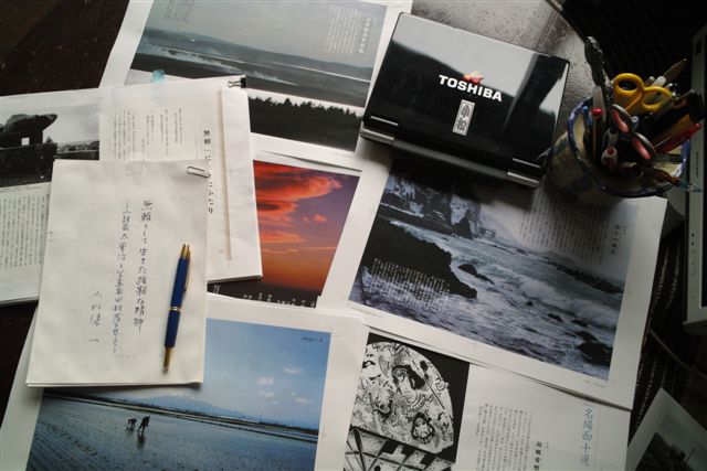 ようやく責了までこぎつけた『太宰治と旅する津軽』の原稿やゲラ（８月１３日、朝）