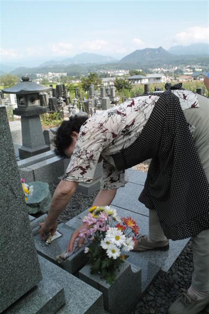今回は、お盆だからではあるが、そうでない時の帰省でも僕はよく墓参りをする。親父さんやお祖父さん、お祖母さんはもちろんだが、本家の伯父さん、伯母さん、従兄弟たちや友達などの墓参もする。何故か田舎へ帰ってくるとお墓参りを自然としたくなるのである。そして墓参りをするとこころが落ち着くのである。暑い中、墓掃除をする８１歳を過ぎたおふくろ。