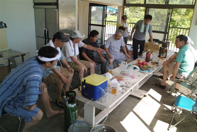 お盆恒例「清流倶楽部」の面々による吾妻川の河原でのバーベキュー。僕もよく知っている近所の後輩たちが多いこともあって、数年前から参加している。この倶楽部は、２０年程前に、弟や釣りの好きな仲間が中心になって「故郷に清流をとり戻す会」という組織を立ち上げたのが、発端となっている。自分たちが子どもの頃、遊んだ川があまりにも無残な姿に変わり果てたのを目の辺りにしたのが、行動を起すきっかけとなったという。１０年前に現在の「清流倶楽部」となり河川の掃除をはじめ、環境を守るさまざまな活動は高く評価され群馬県知事からも表彰されている。現在、会員は釣りをしない主婦たちも参加して２０数名となっている。