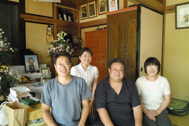 幼馴染で同級生だったＫは、４年前に独りで大好きだった信州・白馬で亡くなった。一昨年、彼の終焉の地の白馬を訪ねてみた。高校時代から山岳部で鳴らして、よく白馬に来ていた。その山に登って彼がこよなく愛した風景をカメラに納めてきたのである。そして今年、僕らも子どものころから本当に世話になったＫの母親が突然に亡くなった。そのおばさんの新盆で。Ｋの弟夫婦と妹と末っ子の弟。みな小さい頃から良く知っている。珍しくそろっていたので記念にパチリ。　　Ｋよ、そしておばさん安らかに・・・・・合掌