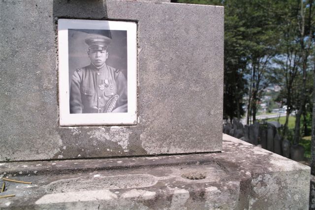 母のすぐうえの兄「和之（かのう）伯父さん」の墓。墓碑には次のようなことが記されていた。「陸軍軍曹　勲七等　功六級　上田和之墓」　「昭和１７年５月８日　中国折江省に於いて２４歳で戦死」祖母は戦地で若くして立派に亡くなったこの伯父さんのことをいつも僕に聞かせていたことを思い出した。