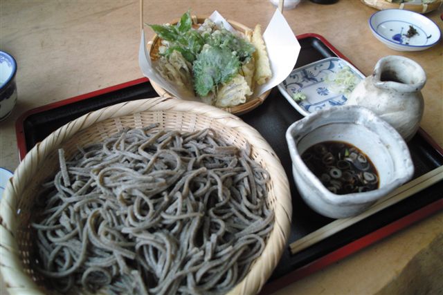 三国街道から水上温泉へ抜ける峠の手前にある手打ち十割蕎麦の店。赤城高原でとれた玄蕎麦を石臼挽で食べさせてくれる。昼のみの限定である。蕎麦好きの弟夫婦が毎週通っているという店で、「兄貴、とにかくうまいから一度行ってみてよ」とやたらと進めるので遠かったがやってきたのだ。確かに蕎麦も一品だったが４００円の山菜天麩羅に感動した。この時期に籠のなかに揚げてあったのは、あかだ、うまぶどう、独活の葉、みょうが、真竹の筍、山桑など。そのどれもが食感あり、ほのかな味がするのだ。