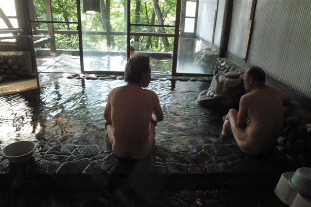 旅の締めは何と行っても温泉で一風呂浴びるのがお決まりである。この日は、僕の穴場の湯へ案内した。月夜野の本当に山の中の一軒屋である。しかし、この湯が無色透明だが、やわらくなんとも云えない味わいのある湯なのだ。このすぐ近くに友人の陶芸家がいて、いまでもりっぱな登り窯を焚いている。この日も寄って奥様手作りのアイスクリームなどごちそうになった。もってある器は、旦那の作品だからよけい引き立つのだ。この６月にも新宿・小田急デパートで作陶展を開いたばかり。僕も彼の陶器は普段使いがとてもよく、いつも愛用している。