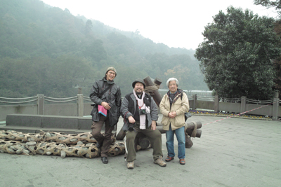 四川大地震の被災地だった世界遺産の都江堰で。同行した鈴木、塩崎氏と（１２月７日）
