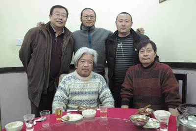 ２０年前の初めての中国取材から何度も２人で歩いた崔曙軍君が襄樊まで会いに来てくれた。彼は今、日産自動車の鄭州の会社に勤めていた。３年ぶりの再会。日本人同行者と中国の写真家・烏里烏沙君とドライバーの何平君（１２月１５日）