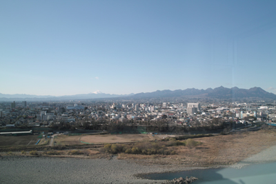 利根川と榛名山、その向こうに白銀の浅間山が遠望できる